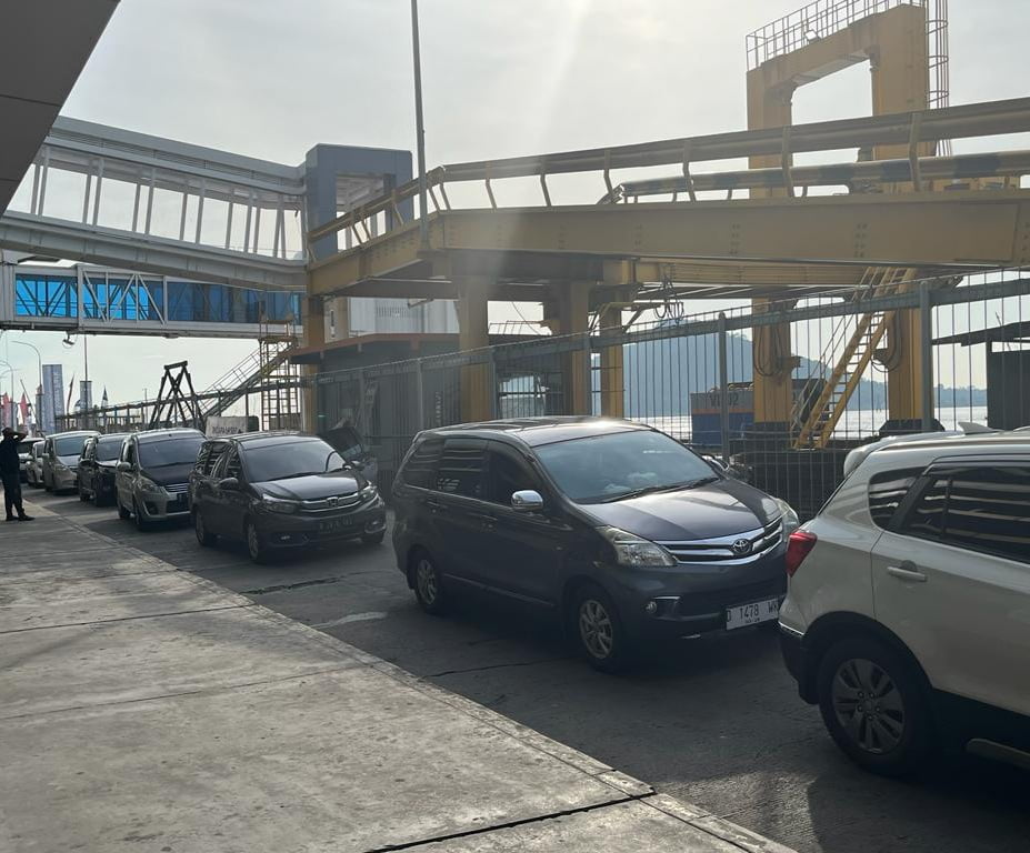 Arus kendaraan yang menyeberang melalui Perlabuhan Bakauheni. (Foto:Dok.Lampungpost)