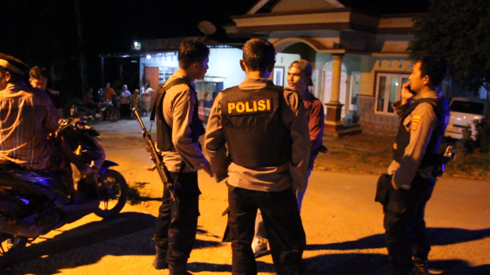 PENANGKAPAN TERDUGA TERORIS. Anggota Tim Detasemen Khusus 88 Antiteror Mabes Polri melakukan pengamanan di lokasi penangkapan terduga teroris di kawasan Register 22 Pekon Margosari, Kecamatan Pagelaran Utara, Kabupaten Pringsewu, Rabu (12/4). Dua terduga teroris tewas setelah baku tembak, yakni NG dan ZK. Sementara empat pelaku lainnya yang ditangkap, yakni PB, NB, AM, dan AS.
LAMPUNG POST/SURANTO