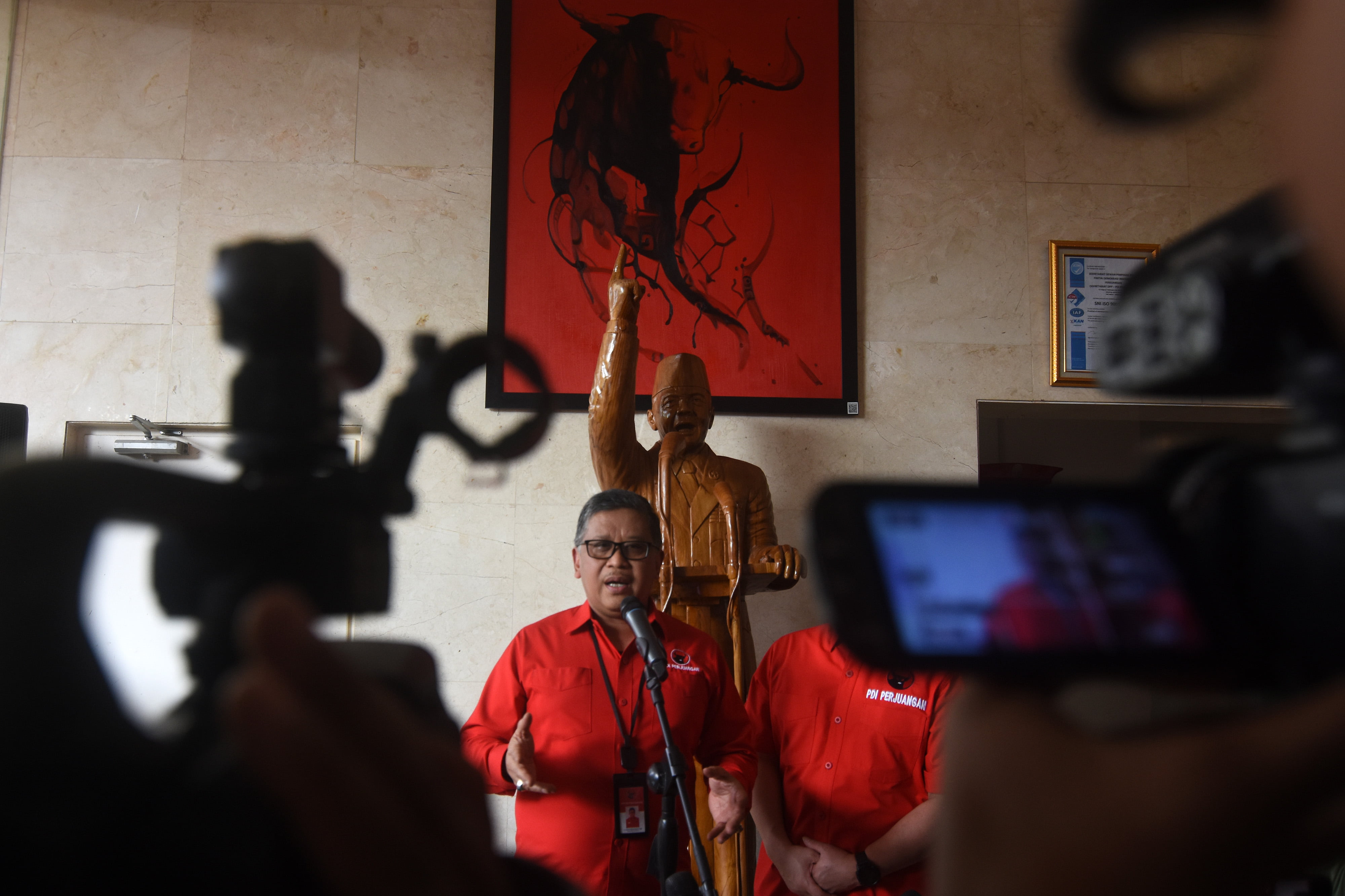 RAPAT PEMBAHASAN CAWAPRES. Sekjen PDI Perjuangan Hasto Kristiyanto memberikan keterangan pers usai menggelar rapat internal di kantor DPP PDI Perjuangan, Jakarta, Senin (24/4). Rapat itu membahas terkait cawapres untuk Pilpres 2024, koalisi partai jelang pilpres, caleg PDI Perjuangan, dan situasi perpolitikan nasional.
ANTARA/INDRIANTO EKO SUWARSO