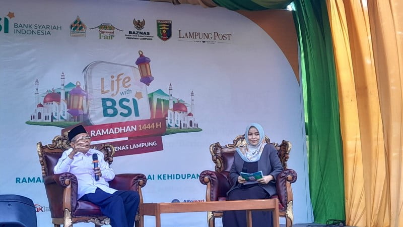 Wakil Ketua I Bidang Pengumpulan Baznas Lampung, Lukmanul Hakim dalam Acara Talkshow BSI Gema Ramadan bersama Baznas Lampung, Selasa, 18 April 2023. (Lampost/Silvia Agustina)