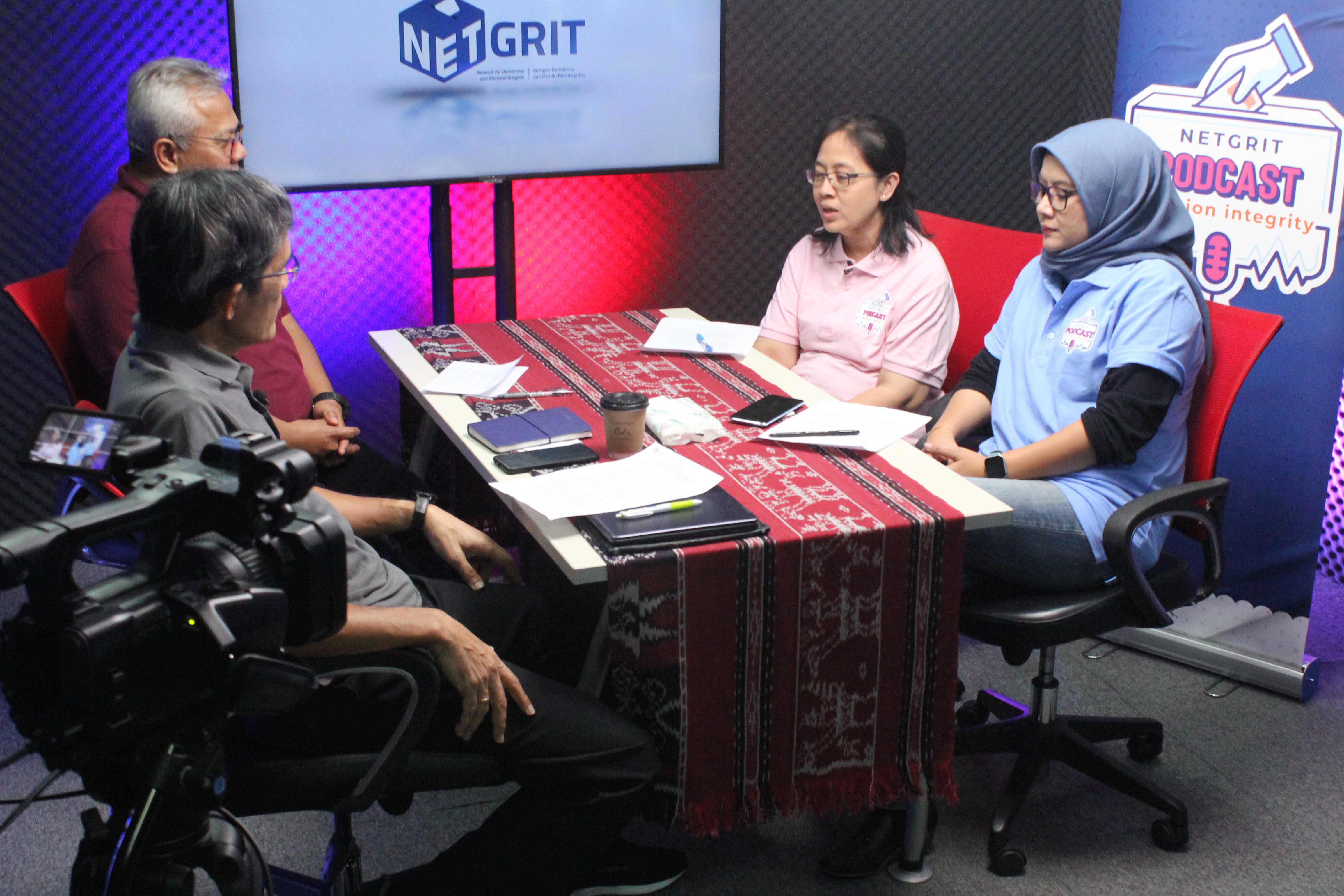 KETERWAKILAN PERMPAN DALAMPEMILU 2024: Narasumber diskusi  Mike Verawati dari Koalisi Perempuan Indonesia (kedua dari kanan), Hurr dari IMAS (Puskapol UI) dengan pembawa acara Arief Budiman (kedua dari kiri) dan Hadar N Gumay (kiri) pada acara diskusi media dengan tajuk Keterwakilan Perempuan Dalam Pemilu dan Politik : Keterwakilan Meningkat Menjadi >30% Pada Pemilu 2024 di Jakarta, Rabu (30/11). Diskusi ini membicarakan kenaikan 30% perwakilan perempuan di Pemilu dan PartaiPolitik. MI/ Moh Irfan