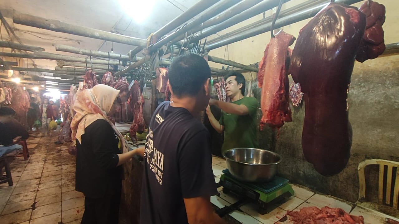 OMZET PEDAGANG DAGING TURUN. Pedagang daging sapi di Pasar Bandarjaya, Lampung Tengah, melayani pembeli, Minggu (21/5). Ia mengaku merebaknya wabah penyakit sapi lato-lato omzet penjualan menurun drastis, harga daging semula per kilo Rp120 ribu menjadi Rp110 ribu.
LAMPUNG POST/TEDJO WALUYO