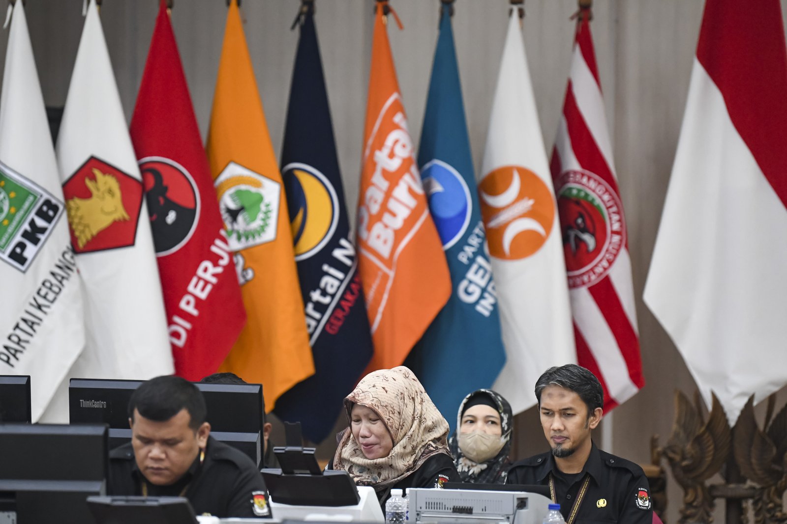 Petugas Komisi Pemilihan Umum (KPU) memverifikasi berkas bakal calon legislatif (bacaleg) Pemilu 2024 di Kantor KPU, Jakarta, Minggu (14/5/2023). Pada hari terakhir pendaftaran bacaleg Pemilu 2024, KPU telah lengkap menerima berkas bacaleg dari 18 partai politik peserta Pemilu 2024. ANTARA FOTO/M Risyal Hidayat/nym.