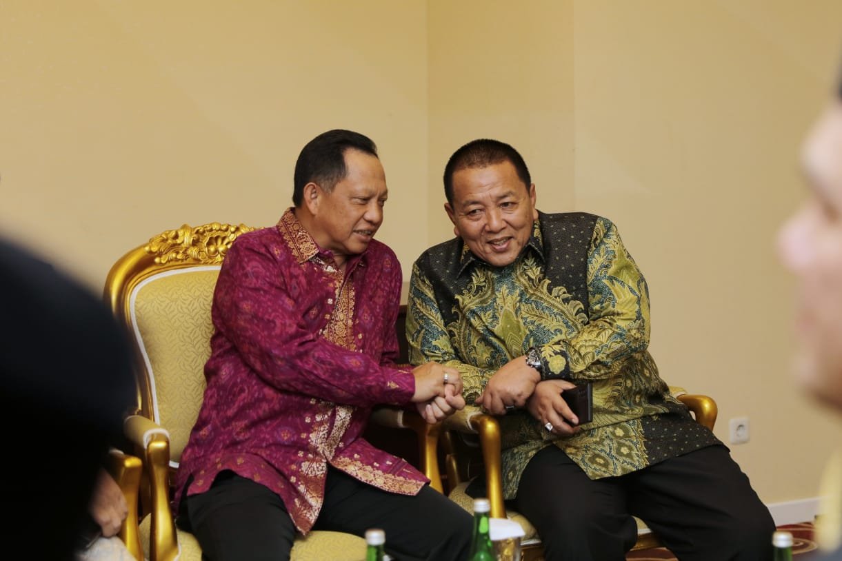 HALAL BIHALAL TP SRIWIJAYA. Gubernur Lampung Arinal Djunaidi berbincang dengan Menteri Dalam Negeri (Mendagri) Tito Karnavian saat halal bihalal 1444 Hijriah Tenaga Pembangunan Sriwijaya (TP. Sriwijaya) di Aula MPR RI Gedung Nusantara IV, Komplek DPR/MPR Jakarta, Sabtu (20/5).  Acara Halal Bihalal tersebut mengusung tema "Peran Generasi Muda dan Kerjasama Antar Generasi Sumbagsel dalam Membangun Daerah dan Menyongsong Indonesia Emas 2045".
(DOK ADPIM)
