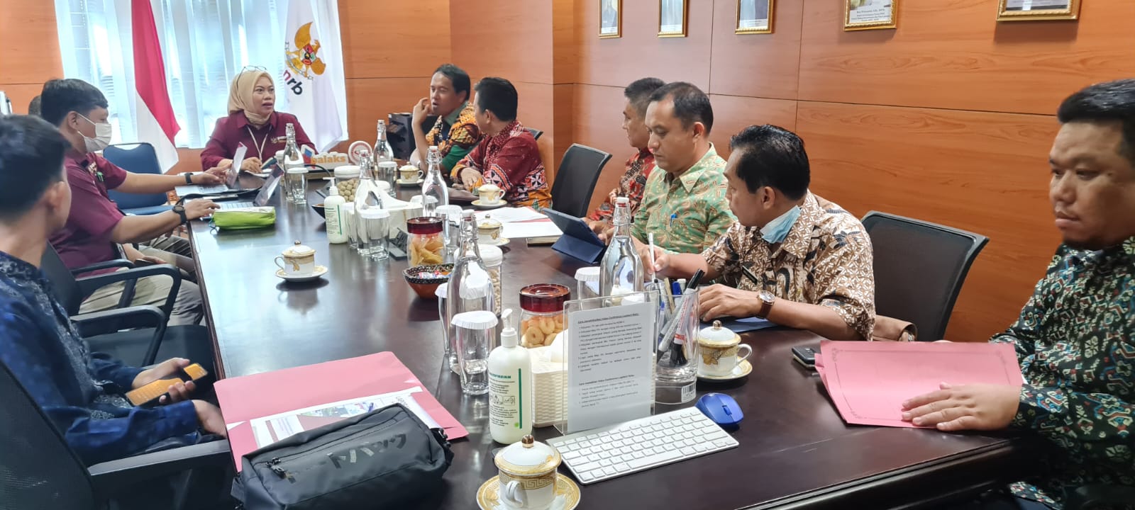 BERI BANTUAN PENINGKATAN SPBE. Penjabat Bupati Lampung Barat Nukman meminta kepada Kemenpan-RB untuk memberikan bantuan terkait peningkatan nilai SAKIP, RB, dan SPBE dalam rangka peningkatan tata pelayanan pemerintahan terkait pelayanan administrasi serta pelayanan publik di lingkup Pemkab Lampung Barat saat kunjungan ke Kementerian Pendayagunaan Aparatur Negara dan Reformasi Birokrasi di Jakarta Selatan, Rabu (1/3).
DOK PEMKAB LAMPUNG BARAT