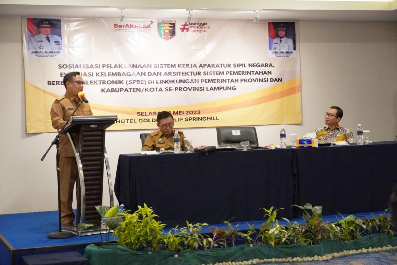 EVALUASI SPBE. Asisten Administrasi Umum Senen Mustakim menuturkan evaluasi terhadap kelembagaan dan arsitektur SPBE di lingkungan pemerintah provinsi dan kabupaten/kota merupakan hal penting yang mesti dilakukan, Selasa (16/5). Kegiatan evaluasi ini setidaknya diharuskan untuk dilakukan paling singkat tiga tahun sekali, merujuk peraturan Menteri Pendayagunaan Aparatur Negara dan Reformasi Birokrasi No. 7 Tahun 2022 tentang Sistem Kerja pada Instansi Pemerintah untuk Penyederhanaan Birokrasi.
DOK DISKOMINFOTIK