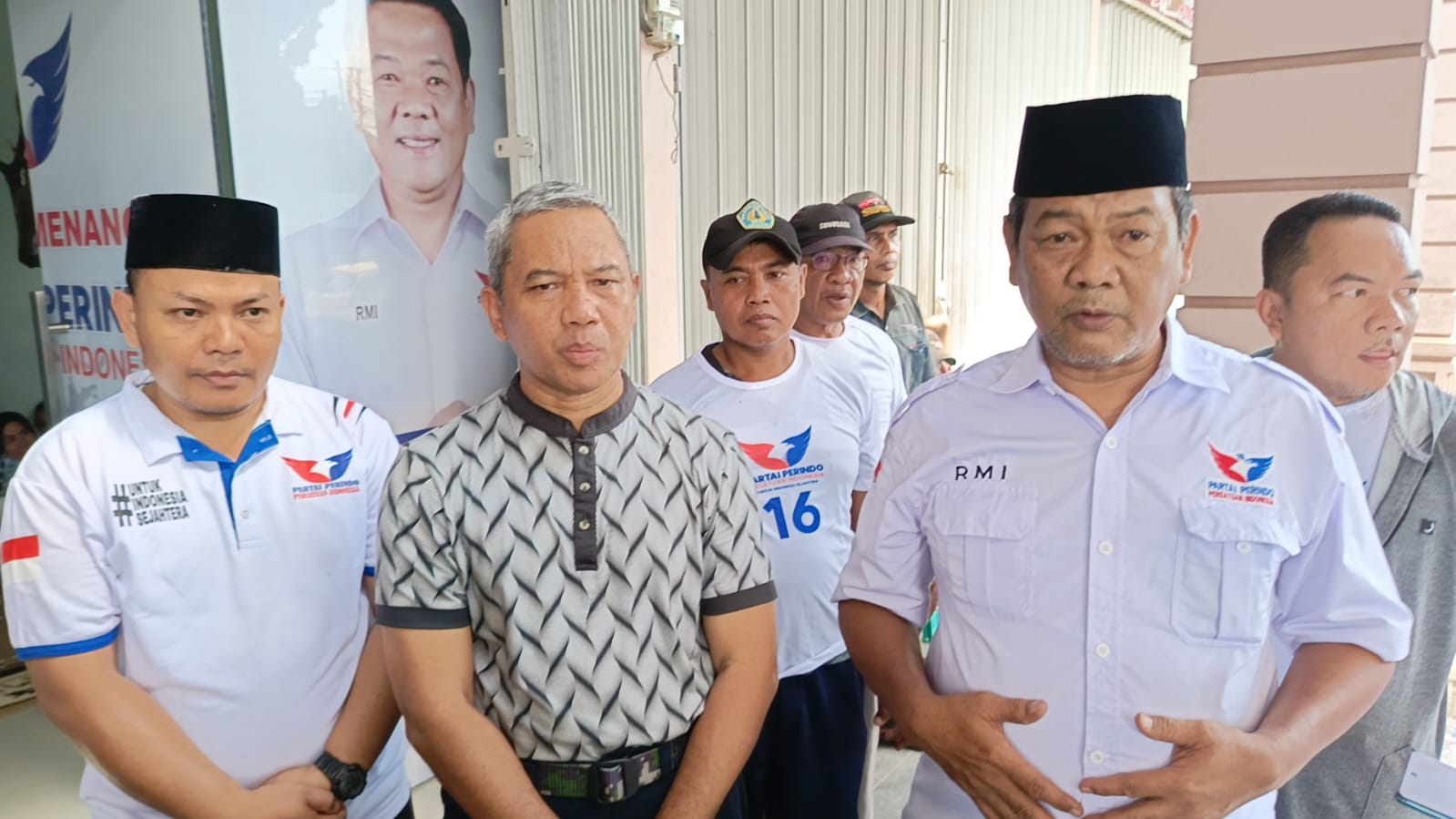 ROMBAK KOMPOSISI BACALEG. Sekretaris DPW Perindo Lampung, Raden Muhammad Ismail (dua kanan), saat diwawancarai Lampung Post, Kamis (29/6). Partai di Provinsi Lampung berencana merombak komposisi bacaleg yang telah didaftarkan ke KPU Provinsi Lampung untuk Pemilu 2024. Saat ini Partai Perindo Lampung telah mendaftarkan 85 bacaleg-nya di KPU Provinsi Lampung.
LAMPUNG POST/ASRUL SEPTIAN MALIK