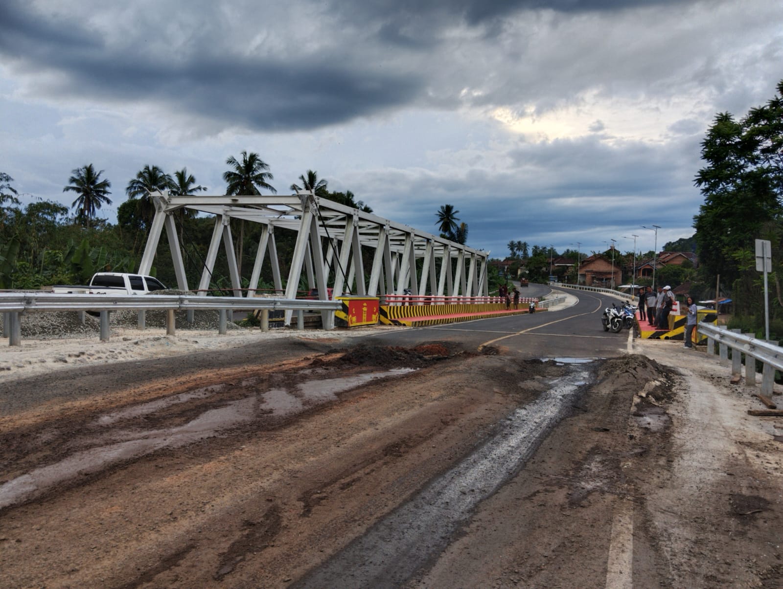 JALAN DAN JEMBATAN RUSAK.
Kondisi Jembatan Way (sungai) Rarem, Desa Aji Kagungan, Kecamatan Abung Kunang Lampung Utara yang mengalami kerusakan parah beberapa waktu yang lalu. Pemerintah Kabupaten (Pemkab) Lampung Utara sedang berencana untuk mengusulkan anggaran peningkatan 11 ruas jalan sepanjang 97,3 km senilai Rp259, 254 miliar.
Lampung Post/Fajar Nofitra