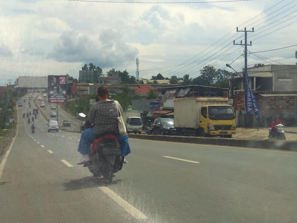 BY PASS DIDOMINASI TRUK. Truk mendominasi di Jalan Soekarno-Hatta, Kalibalok, Sukarame, Bandar Lampung, Minggu (28/5). Para pengguna jalan tol trans-Sumatra, terutama sopir truk logistik, terpaksa harus meniadakan kernet untuk menyiasati kenaikan tarif tol.
LAMPUNG POST/ZAINUDDIN