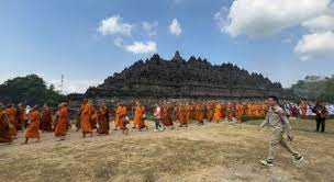 Para biksu melakukan prosesi pradaksina dalam Rangkaian Trisuci Waisak 2567 BE. (MI)