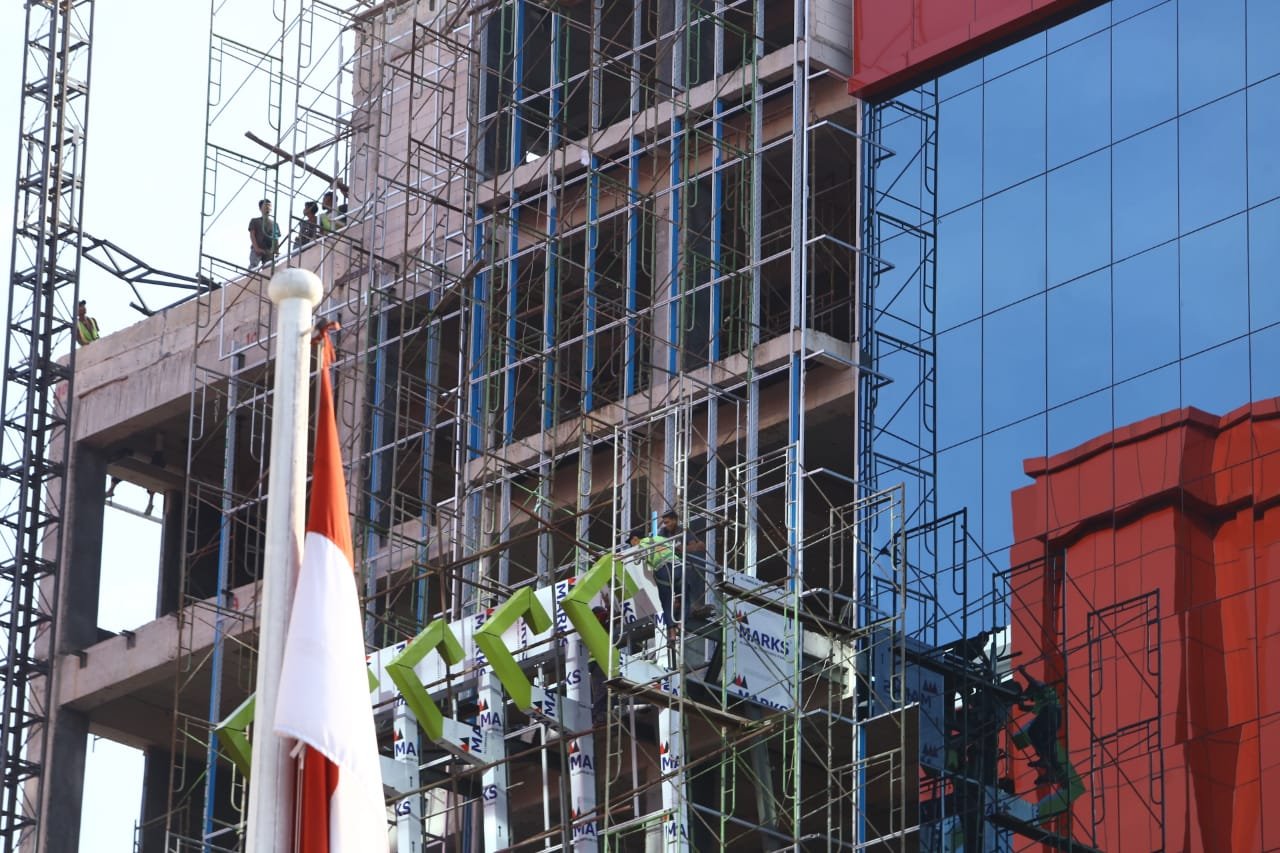 SERAPAN ANGGARAN. Sejumlah pekerja mengerjakan pembangunan gedung satu atap milik Pemerintah Kota Bandar Lampung, Kamis (27/7). Proses penyerapan anggaran berlangsung sampai dengan 31 Desember 2023, untuk itu Pemprov Lampung optimistis bisa memaksimalkan penyerapan anggaran dan mengulang prestasi tahun lalu sebagi provinsi terbaik dalam penyerapan anggaran.
LAMPUNG POST/ZAINUDDIN