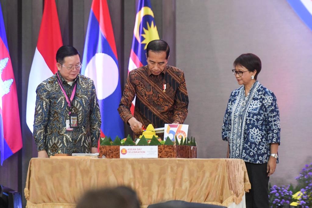 PERINGATAN HUT ASEAN. Presiden Joko Widodo (tengah) didampingi Menteri Luar Negeri Retno Marsudi (kanan) dan Sekjen ASEAN Kao Kim Hourn memotong tumpeng saat peringatan HUT ke-56 ASEAN di Gedung Sekretariat ASEAN, Jakarta, Selasa (8/8). Negara ASEAN menjadi penyumbang nilai investasi untuk penanaman modal asing terbesar di Provinsi Lampung.
ANTARA/HAFIDZ MUBARAK A