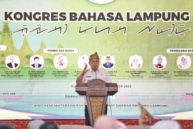 KONGRES BAHASA LAMPUNG I. Gubernur Lampung Arinal Djunaidi membuka Kongres Bahasa Lampung I di Bukit Randu, Bandar Lampung, beberapa waktu lalu. Arinal berharap Kongres Pertama ini menjadi tonggak dalam pelestarian budaya, bahasa, dan aksara Lampung.
DOK ADPIM