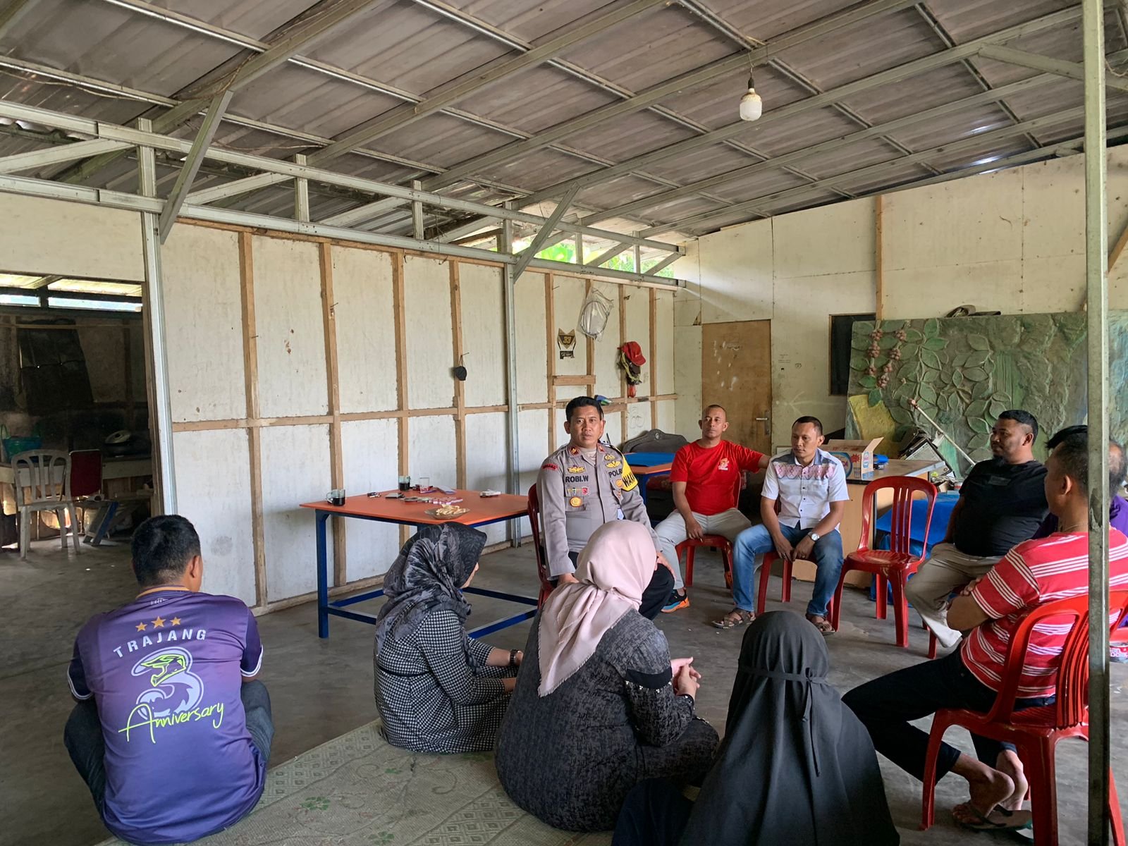 HINDARI PAHAM RADIKALISME. Wakapolres Lampung Barat Kompol Robi B Wicaksono berdialog dengan warga Kelurahan Way Mengaku, Kecamatan Balikbukit, beberapa waktu lalu. Kegiatan itu dikemas dalam Jumat curhat. Wakapolres meminta agar masyarakat menghindari paham radikalisme yang mengatasnamakan agama. Sebab, hal itu akan merugikan diri sendiri maupun orang lain.
DOK POLRES LAMPUNG BARAT