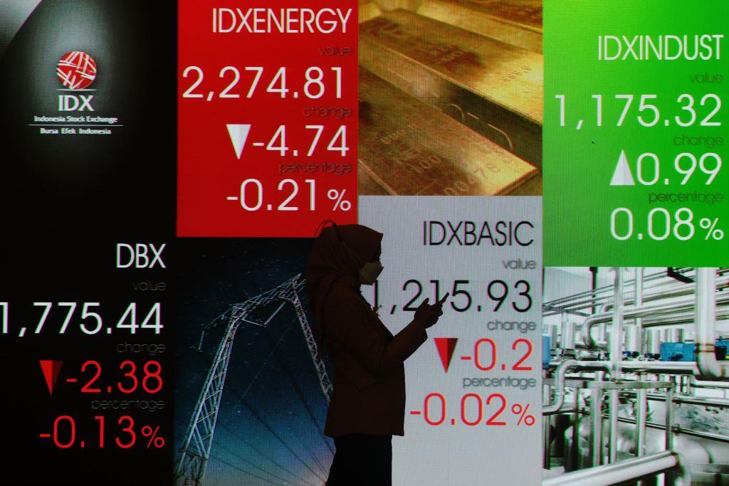 PEMBUKAAN PERDAGANGAN SAHAM. Layar menampilkan pergerakan perdagangan saham di Bursa Efek Indonesia, Jakarta, Senin (2/1). Kini sudah banyak media ataupun lembaga yang memfasilitasi calon investor agar memperdalam pengetahuannya akan investasi, misalnya, sekolah pasar modal yang diselenggarakan Bursa Efek Indonesia.
ANTARA/HAFIDZ MUBARAK A