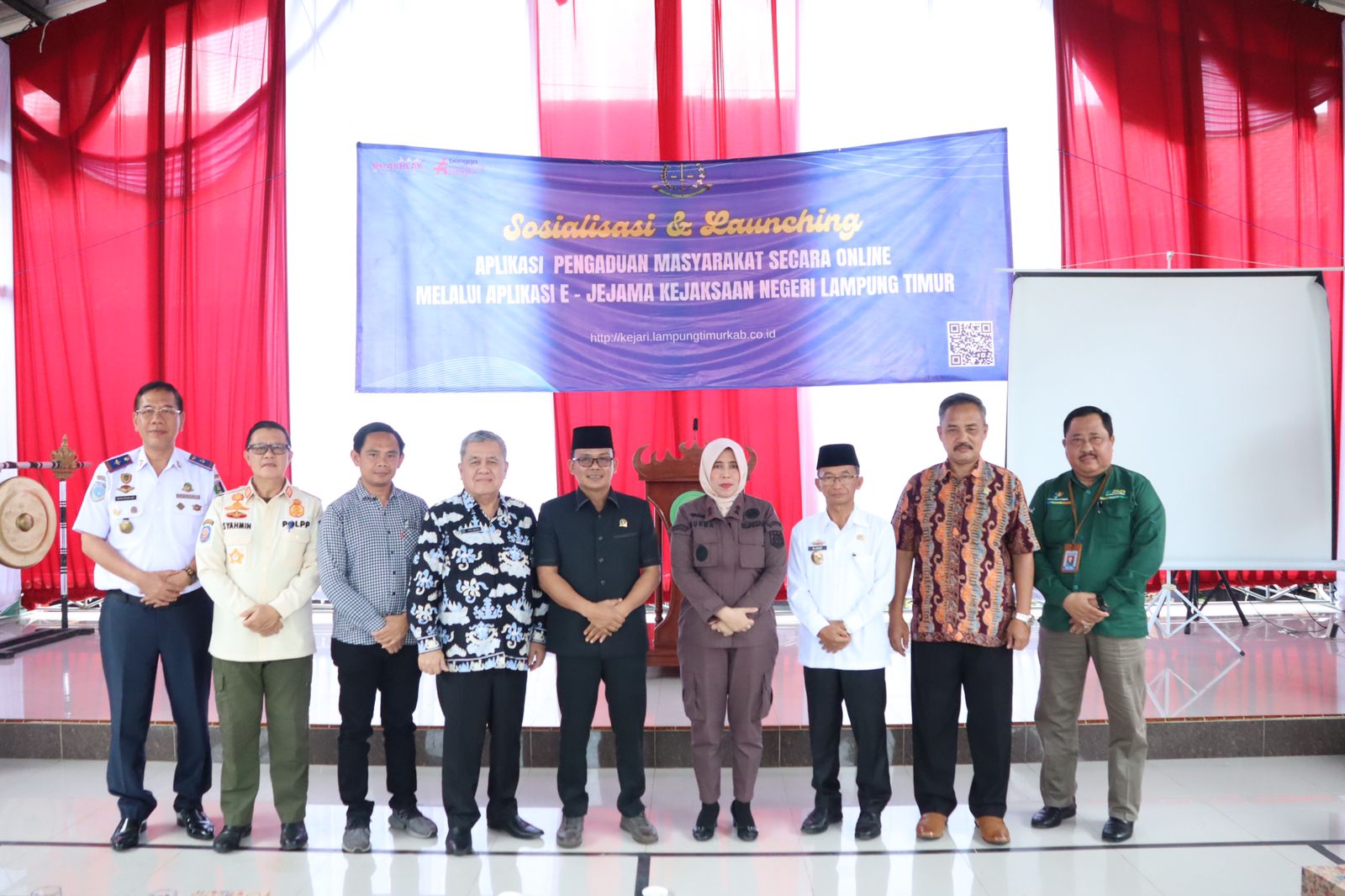 PELUNCURAN E-JEJAMA. Kepala Kejaksaan Negeri Lampung Timur Nurmajayani bersama Sekretaris Kabupaten Lampung Timur Moch Jusuf usai peluncuran aplikasi e-Jejama, Kamis (10/8). E-Jejama berfungsi menerima pengaduan masyarakat secara daring.
LAMPUNG POST/ARMAN SUHADA