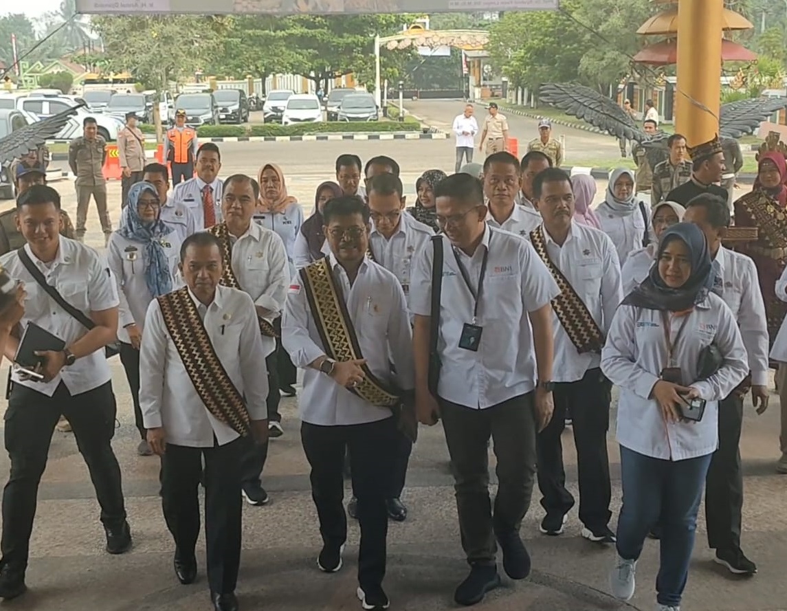 LAMPUNG PENYANGGA PANGAN NASIONAL. Menteri Pertanian, Syahrul Yasin Limpo, saat menghadiri rapat kordinasi evaluasi luas tanam dan antisipasi dampak El Nino di Gedung Sesat Agung Gunungsugih, Lampung Tengah, Rabu (2/8). Menurut Mentan, ada enam provinsi yang sudah ditetapkan menjadi penyangga pangan nasional, di antaranya Jawa Barat, Jawa Tengah, Jawa Timur, Sumatra Selatan, Sulawesi Selatan, dan Lampung.
LAMPUNG POST/TEDJO WALUYO