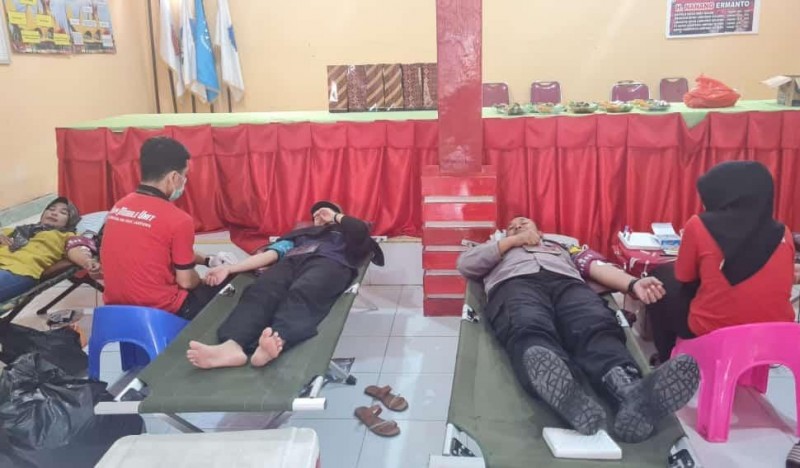 Donor darah di Desa Sukanegara, Kecamatan Tanjungbintang, Lampung Selatan. (LAMPUNG POST/SUKISNO)