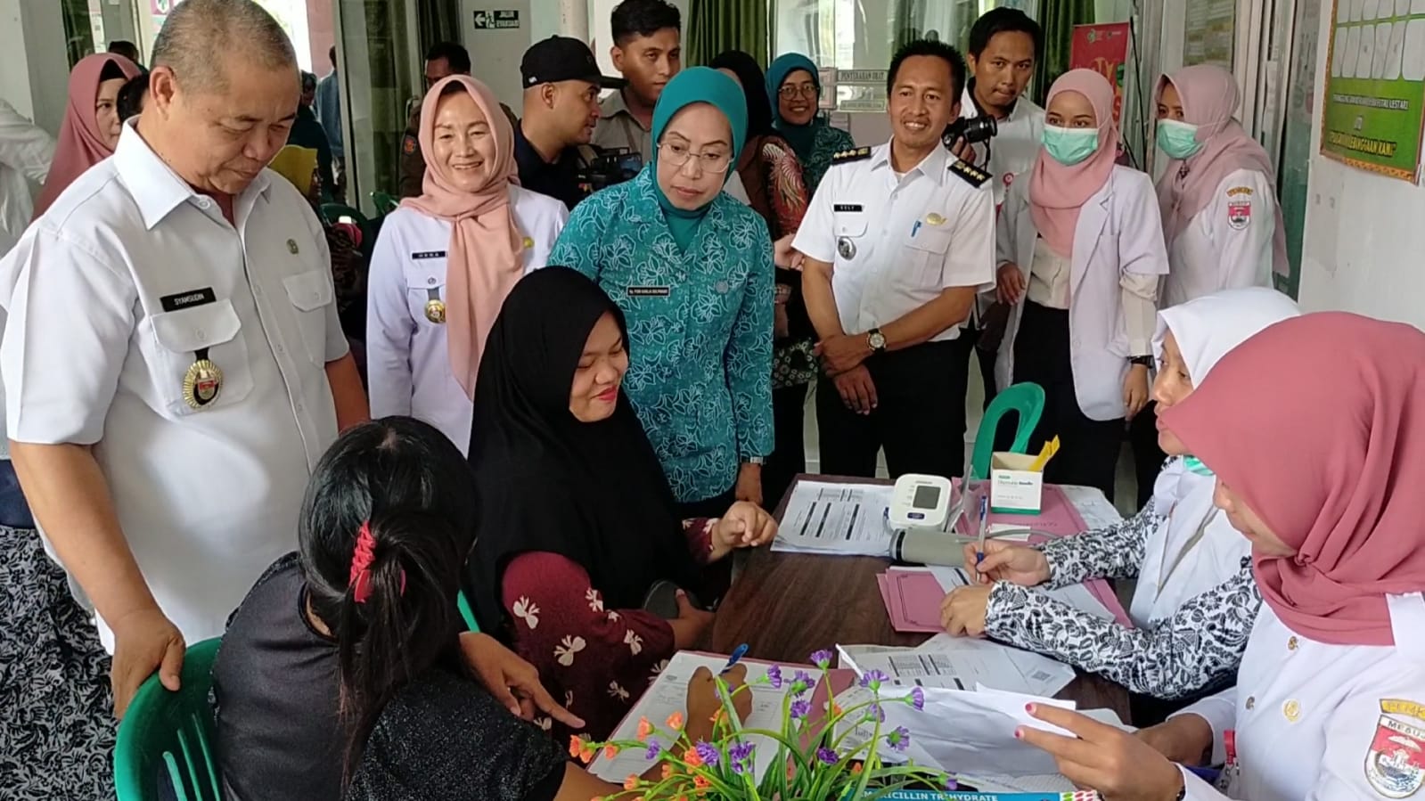 PELAYANAN KB DI PUSKESMAS. Pelayanan KB Serentak Sejuta Akseptor (PSSA) dalam rangka Hari Keluarga Nasional (Harganas) Ke-30 di Puskesmas Wirabangun, Kecamatan Simpangpematang, Mesuji,  Rabu ( 14/6). Total ada 3.206 akseptor di Mesuji, dengan perincian implant 611 akseptor, IUD 58 akseptor, medis operasi wanita (MOW) 3 akseptor, medis operasi pria (MOP) 2 akseptor, suntik 909 akseptor, pil 1.374 akseptor, serta kondom 249 akseptor.
LAMPUNG POST/RIDWAN ANAS