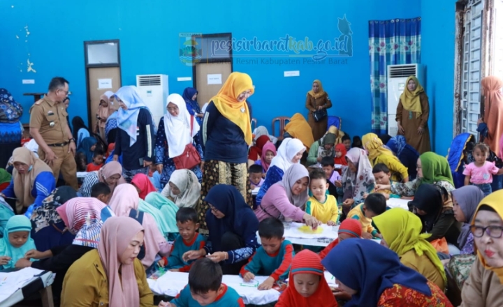GEBYAR PAUD. Pembukaan Gebyar PAUD 2023 di GSG Krui, Pantai Labuhanjukung, Kecamatan Pesisir Tengah, Selasa (13/6). Bunda Pendidikan Anak Usia Dini Pesisir Barat, Septi Istiqlal, mengimbau semua pihak turut serta dan berkomitmen dalam menyukseskan gerakan transisi  PAUD ke SD yang menyenangkan.
DOK KOMINFO PESISIR BARAT