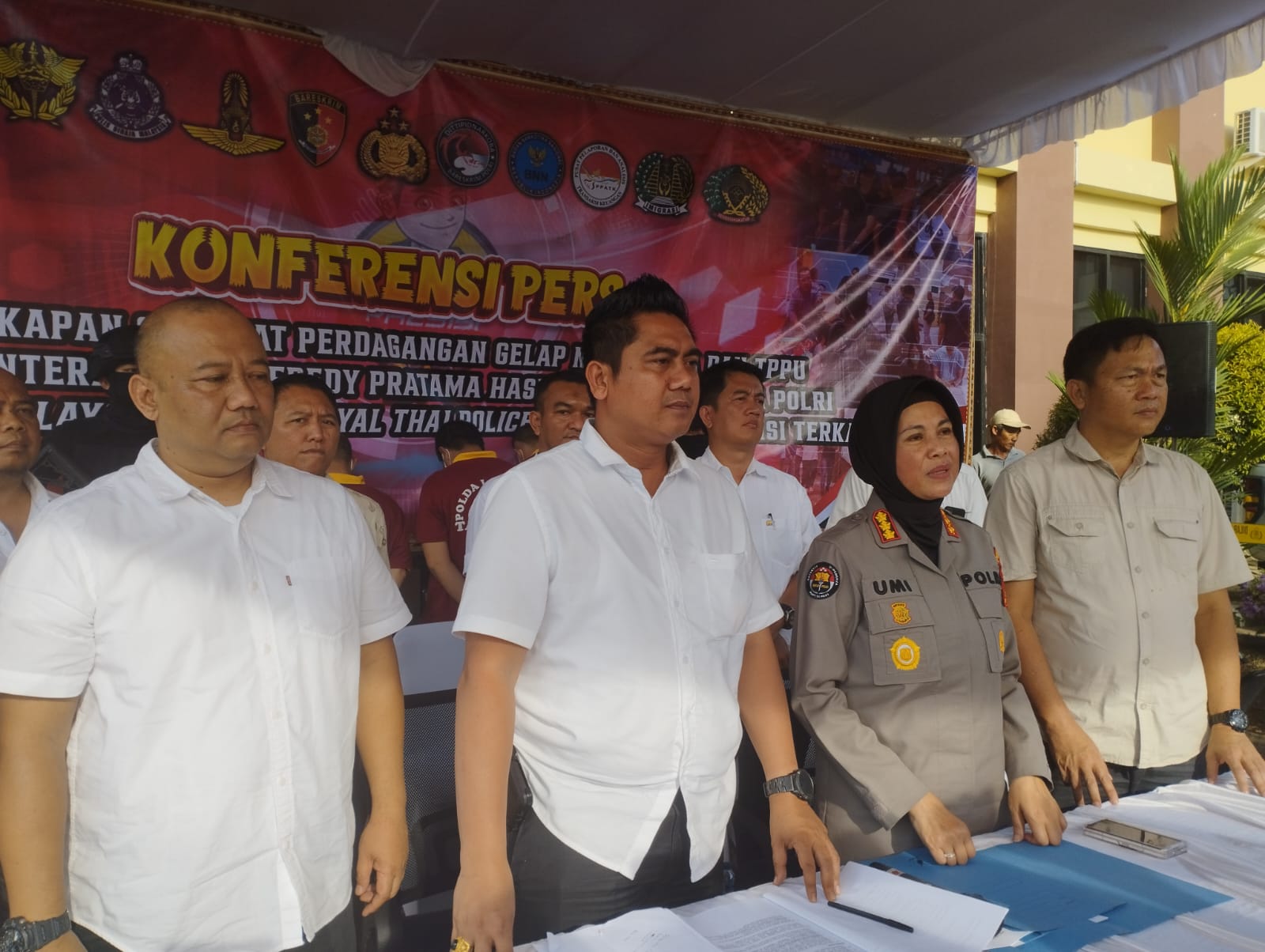 UNGKAP NARKOBA JARINGAN INTERNASIONAL. Kabid Humas Polda Lampung, Kombes Umi Fadilah Astutik, bersama Wadirresnarkoba Polda Lampung, AKBP Doffie Fahlevi Sanjaya, saat ekspose kasus narkoba jaringan internasional di Mapolda Lampung, Rabu (13/9). Bareskrim Polri berhasil menangkap 39 pelaku kasus narkoba dengan 26 orang di antaranya dilakukan Kepolisian Daerah Lampung sejak 2019. Termasuk selebgram Adelia Putri dan mantan Kasat Narkoba Polres Lampung Selatan, AKP Andri Gustami.
LAMPUNG POST/UMAR ROBBANI