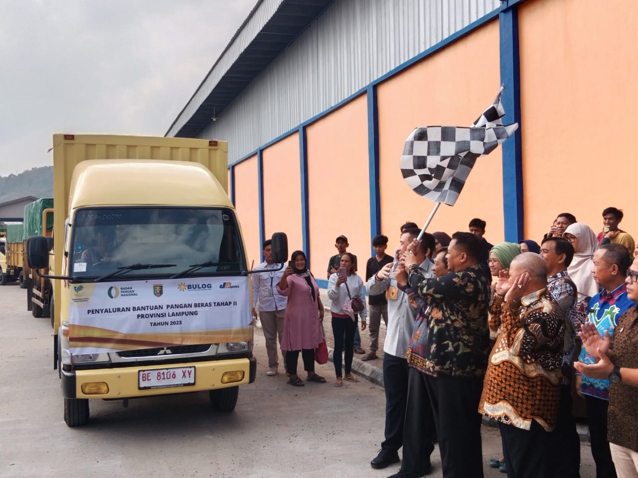 PROGRAM BANTUAN BERAS. Pelaksana Tugas (Plt) Kepala Perum Bulog Lampung, Nurman Susilo, bersama Asisten II Bidang Perekonomian dan Pembangunan Provinsi Lampung, Kusnardi, dan Bupati Pesawaran, Dendi Ramadhona, saat pelepasan bantuan pangan beras tahap II Provinsi Lampung di Gudang Bulog, Campangraya, pada Jumat (15/9). Program bantuan beras gratis ini menjadi oase bagi KPM di tengah meroketnya harga bahan pokok tersebut di pasaran.
LAMPUNG POST/SILVIA AGUSTINA