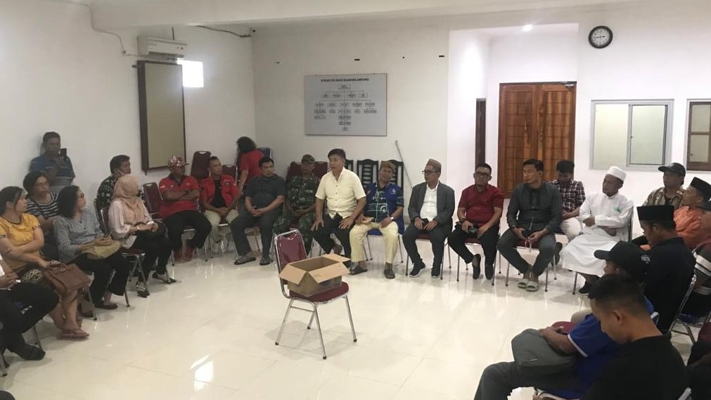 IZIN RUMAH IBADAH. Kakanwil Kemenag Lampung Puji Raharjo membahas penyelesaian masalah izin rumah ibadah, beberapa waktu lalu. Kantor Wilayah Kementerian Agama Provinsi Lampung mencatat ada 13 kasus konflik yang terjadi dalam upaya pendirian rumah ibadah selama lima tahun terakhir. Tiga belas kasus tersebut tersebar di enam kabupaten dan satu kota di Provinsi Lampung.
DOK KEMENAG LAMPUNG