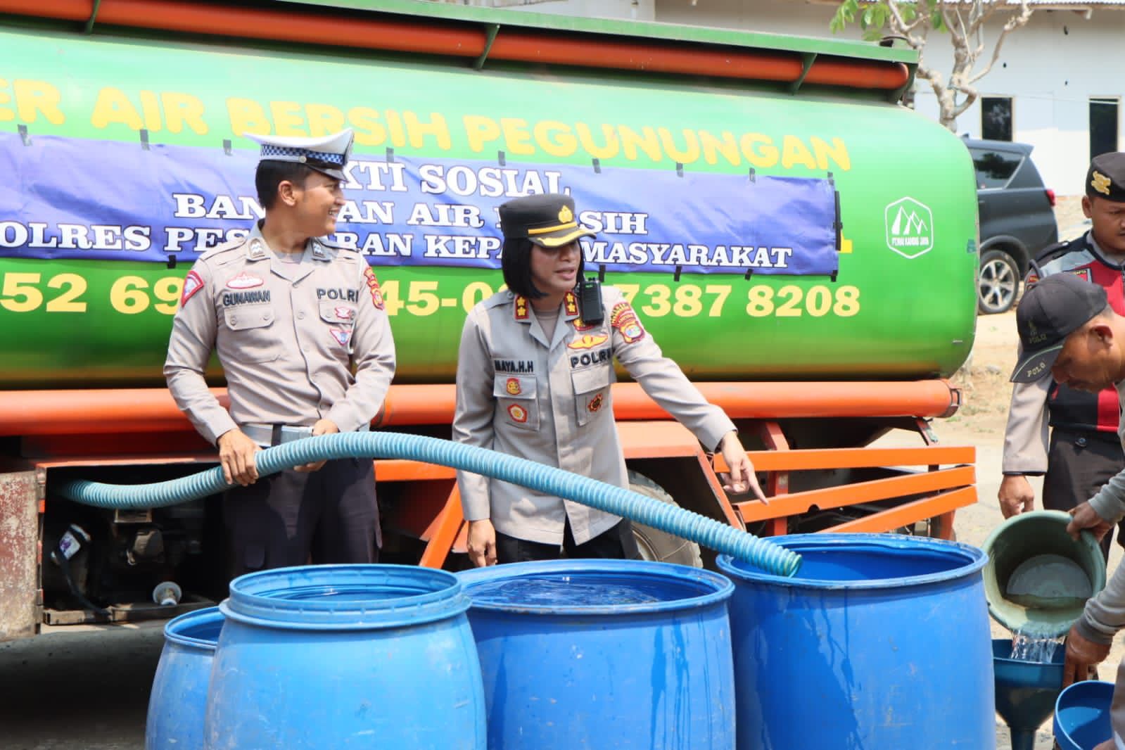 AIR BERSIH. Penyaluran bantuan air bersih di Desa Sungai Langka, Kecamatan Gedongtataan. (Dok Polres)