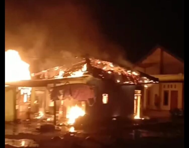 Kebakaran rumah warga di Panaragan Jaya, Tulangbawang menjelang sahur pada Rabu, 13 Maret 2024. (Foto:Lampungpost/Ferdi Irwanda)