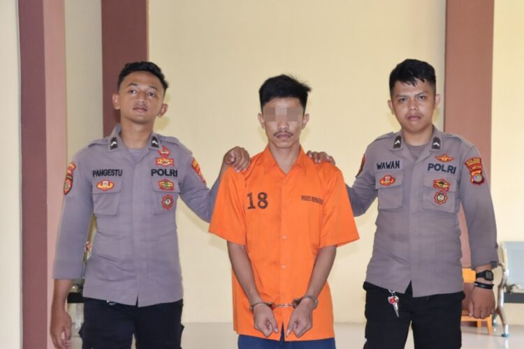 Petugas mendampingi tersangka IH, residivis kasus curanmor, di Mapolres Pringsewu, Kamis (18/4/2024). DOK POLRES PRINGSEWU