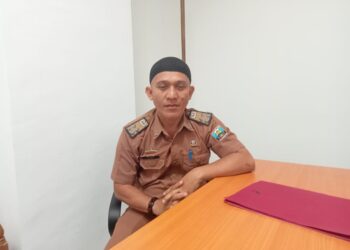 Kabid Tenaga Kerja  Dinas Transmigrasi, Tenaga Kerja, dan Perindustrian Kabupaten Pesisir Barat, Joni Aprizal, saat ditemui di kantornya, Selasa, 2 April 2024.
LAMPOST.CO/YON FISOMA