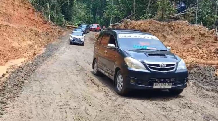 Kondisi jalan di Km 17 jalur Liwa-Krui hingga Senin, 1 April 2024, belum diperbolehkan untuk kendaraan berat melintas.
DOK SATLANTAS POLRES LAMBAR