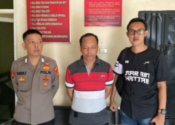 TR (tengah), oknum kepala Desa Margabatin, Kecamatan Wawaykarya, Kabupaten Lampung Timur, ditangkap Unit Tipidkor Polres Lampung Timur lantaran mengorupsi Dana Desa (DD) tahun 2022 sejumlah Rp635 juta. Tersangka ditangkap di Jakart Timur, Rabu, 4 April 2024.
LAMPUNG POST/ARMAN SUHADA