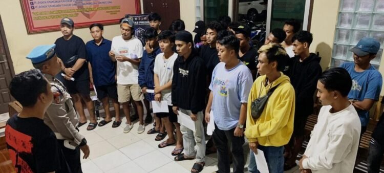 Sebanyak 28 remaja yang diamankan polisi karena aksi balap liar saat berada di Mapolsek Gunungsugih.
DOK POLSEK GUNUNGSUGIH