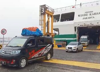 Proses bongkar muat penumpang kendaraan di Dermaga 2 Pelabuhan Bakauheni, Lampung Selatan, Kamis, 4 April 2024.
LAMPOST.CO/RUSTAM EFENDI