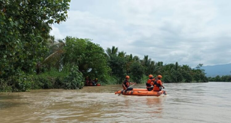 Tim SAR mencari warga Pekon Trimekarjaya, Kecamatan BNS yang hanyut, Jumat, 5 April 2024.
DOK BPBD LAMPUNG BARAT