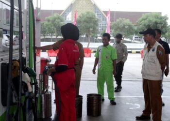 Petugas kepolisian bersama pihak Bidang Kemetrologian Dinas Perdagangan Dan Perindustrian memeriksa SPBU 24-354.124 Kotadalam, Kecamatan Sidomulyo.
LAMPOST.CO/RUSTAM EFENDI