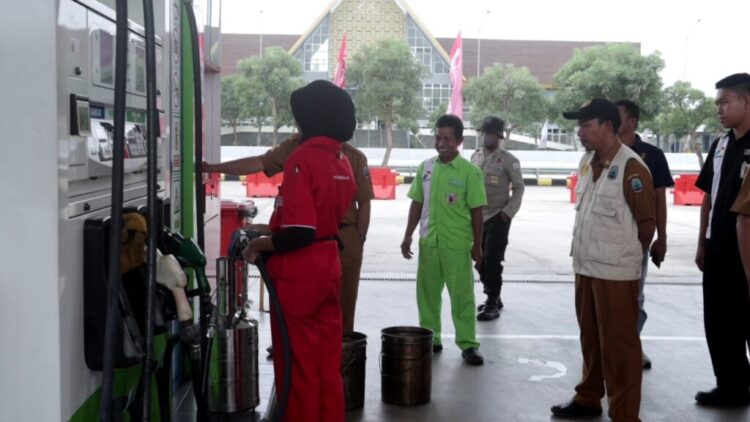 Petugas kepolisian bersama pihak Bidang Kemetrologian Dinas Perdagangan Dan Perindustrian memeriksa SPBU 24-354.124 Kotadalam, Kecamatan Sidomulyo.
LAMPOST.CO/RUSTAM EFENDI