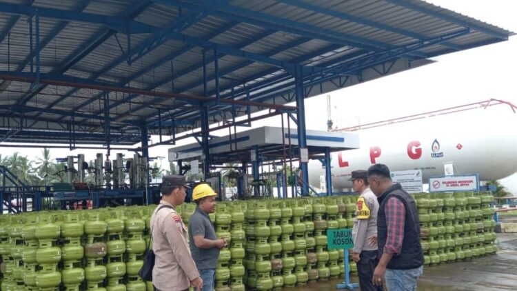 Polsek Pugung, Polres Tanggamus, memastikan pasokan gas elpiji 3 kg menjelang Hari Raya Idulfitri 1445 H, Senin, 1 April 2024. (DOK POLRES)