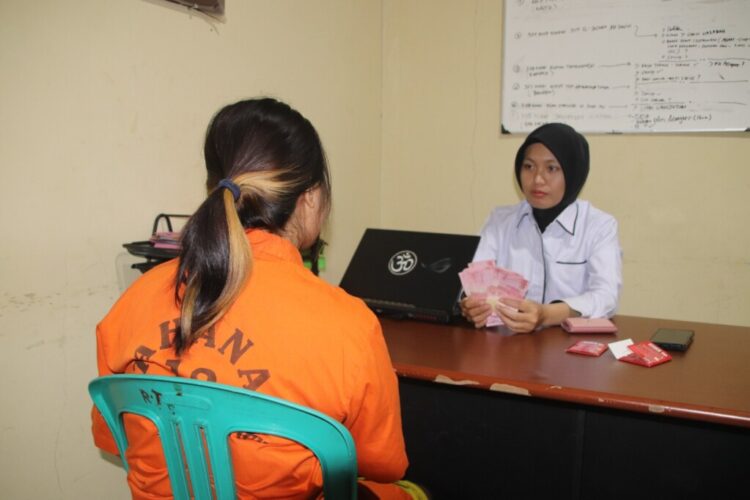 Petugas saat melakukan interogasi kepada pelaku. Dok Polsek