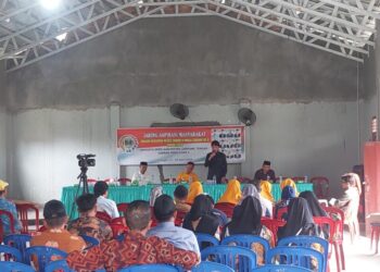 Wakil Ketua II DPRD Lamteng, Firdaus Ali (berdiri) menanggapi keluhan masyarakat Seputihmataram dalam reses DPRD setempat di Balai Kampung Kurniamataram, Kecamatan Seputihmataram, Jumat (19/4/2024).
LAMPOST.CO/RAEZA HANDANNY AGUSTIRA