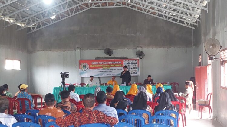 Wakil Ketua II DPRD Lamteng, Firdaus Ali (berdiri) menanggapi keluhan masyarakat Seputihmataram dalam reses DPRD setempat di Balai Kampung Kurniamataram, Kecamatan Seputihmataram, Jumat (19/4/2024).
LAMPOST.CO/RAEZA HANDANNY AGUSTIRA