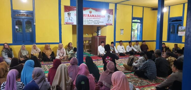 Pj Bupati Lampung Barat, Nukman, mengingatkan kegiatan sekura tidak menganggu pengguna jalan dan menjaga keindahan. Nukman menyapaikan halitu saat safari Ramadan di Kecamatan Lumbokseminung, Selasa, 2 April 2024.
DOK PEMKAB LAMPUNG BARAT