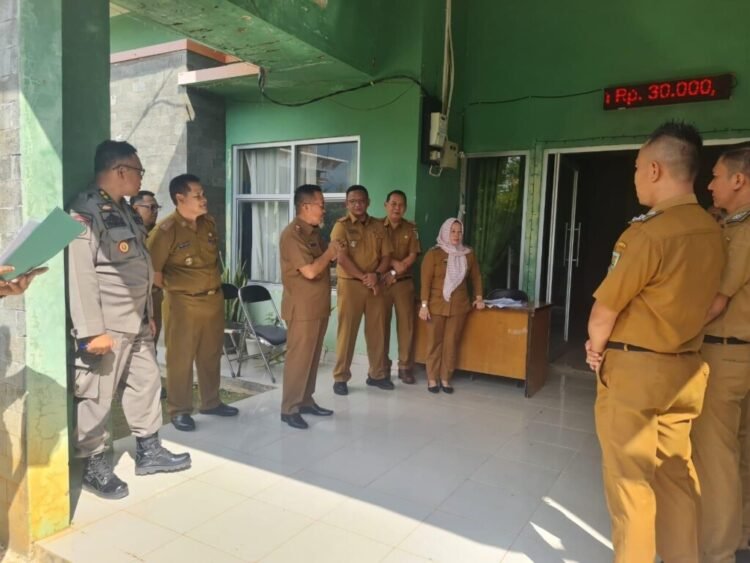 Sekkab Pesawaran, Wildan, saat inspeksi mendadak (sidak) organisasi perangkat daerah (OPD) kabupaten setempat pada hari pertama kerja, Selasa (16/4/2024).
