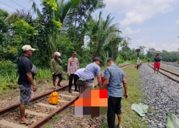 Petugas Polsek Kotabumi Utara bersama polsuska mengevakuasi korban tertabrak KA Kuala Stabas di rel KA, Dusun I, Desa Banjarwangi, Kecamatan Kotabumi Utara, Senin, 1 April 2024.
DOK POLRES LAMPURA