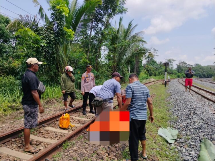 Petugas Polsek Kotabumi Utara bersama polsuska mengevakuasi korban tertabrak KA Kuala Stabas di rel KA, Dusun I, Desa Banjarwangi, Kecamatan Kotabumi Utara, Senin, 1 April 2024.
DOK POLRES LAMPURA