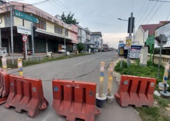 Akses utama menuju Stasiun Sulusuban yang sudah ditutup.
LAMPOST.CO/RAEZA HANDANNY AGUTIRA
