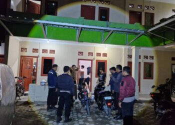 GIAT PATROLI MALAM. Jajaran Polsek Kedaton melakukan giat patroli malam di kos-kosan dan tempat keramaian lainnya. Patroli dilakukan usai marak curanmor di wilayah hukum Polsek Kedaton, Bandar Lampung, Rabu (12/6) dini hari WIB. (Dokumentasi Polsek Kedaton)