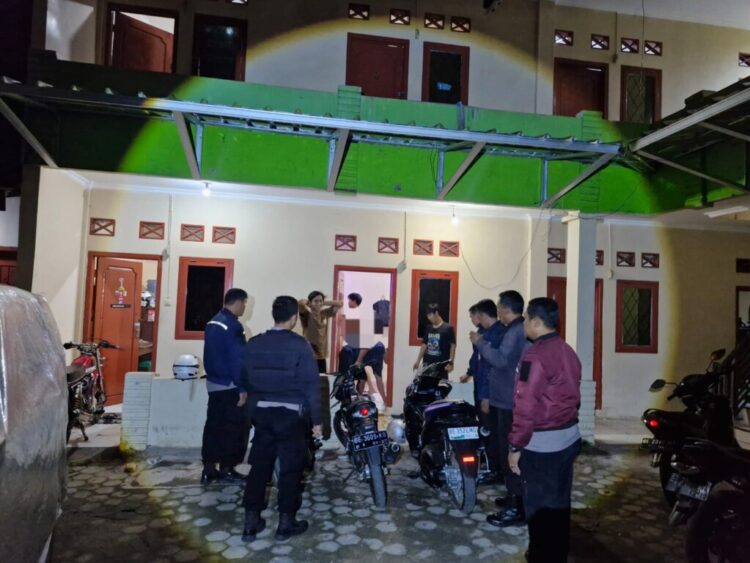 GIAT PATROLI MALAM. Jajaran Polsek Kedaton melakukan giat patroli malam di kos-kosan dan tempat keramaian lainnya. Patroli dilakukan usai marak curanmor di wilayah hukum Polsek Kedaton, Bandar Lampung, Rabu (12/6) dini hari WIB. (Dokumentasi Polsek Kedaton)
