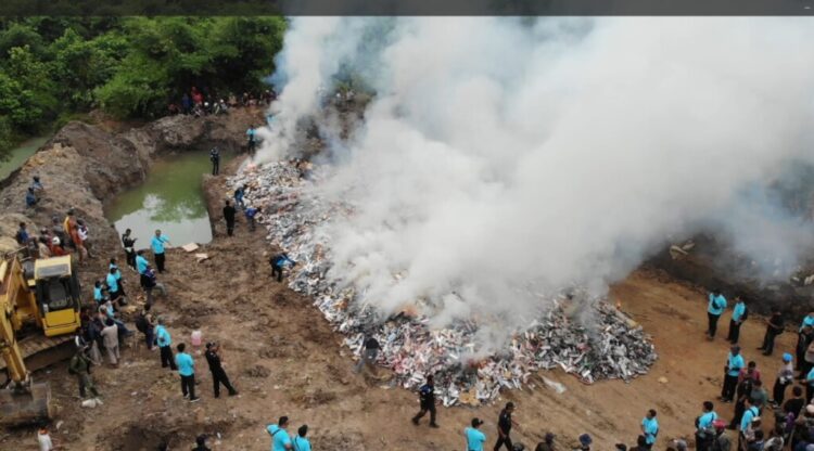40 JUTA BATANG ROKOK ILEGAL. Direktorat Jenderal Bea dan Cukai (DJBC) Sumatera Bagian Barat (Sumbagbar) memusnahkan 40 juta batang rokok ilegal selama 2023 dan 2024. (Dokumentasi Bea Cukai Sumbagbar)